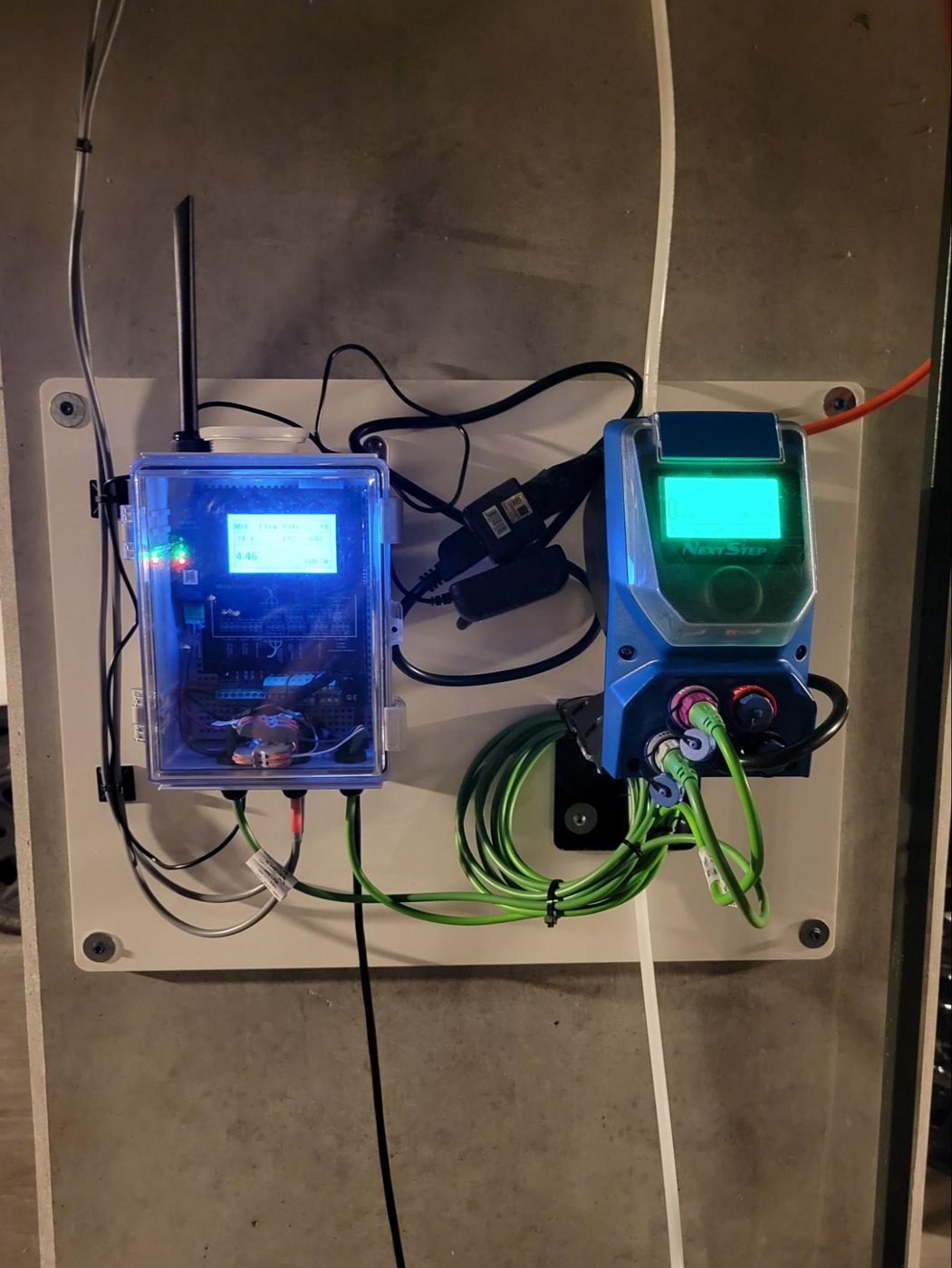 Ultrasonic flow meter controlling a smart injection pump over Modbus RTU
